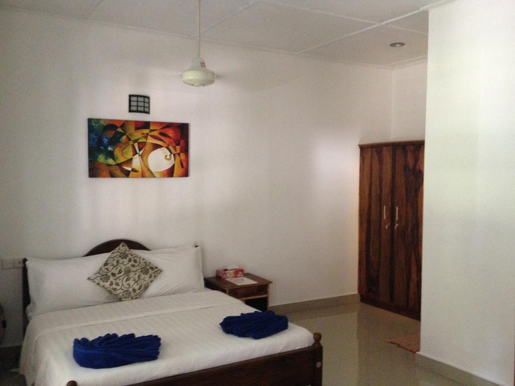 Hotel Fire Dragon Hideaway à Negombo Chambre photo