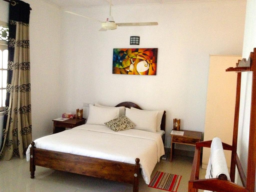 Hotel Fire Dragon Hideaway à Negombo Chambre photo